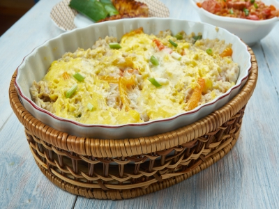 Frango desfiado com requeijo e batata cozida na travessa